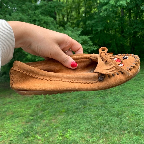 Minnetonka Tan Moccasins with Beaded Design - Picture 8 of 9